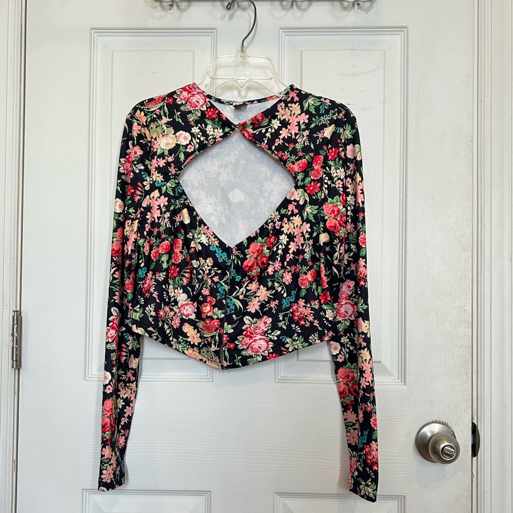 ✨ NWOT Dark Floral Long Sleeve Crop Top/Cardigan